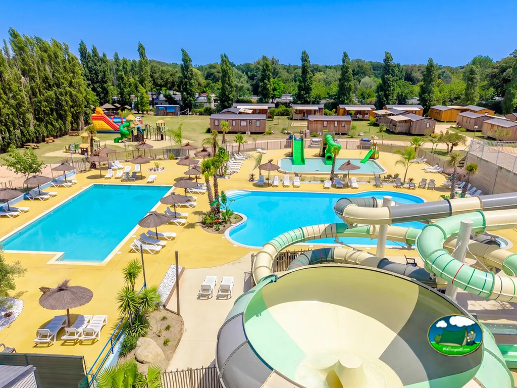 vista aérea del parque acuático con toboganes, piscinas y bungalows del camping en Argelès-sur-Mer