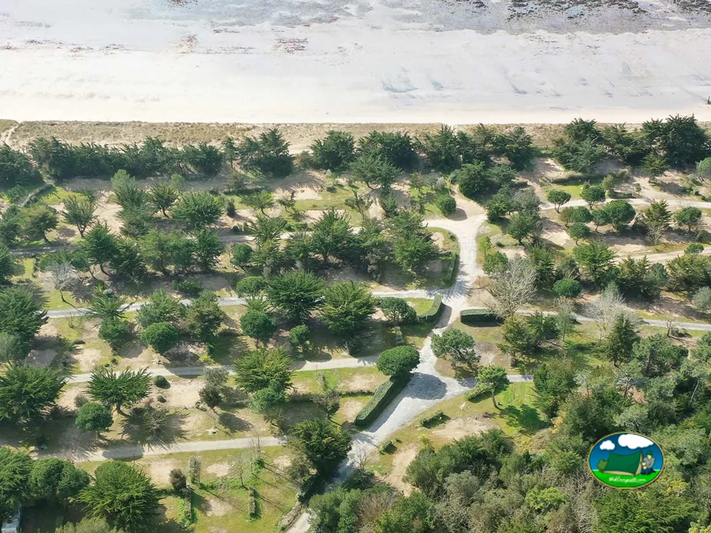 vista aérea de las parcelas arboladas del camping junto a la playa en La Guérinière