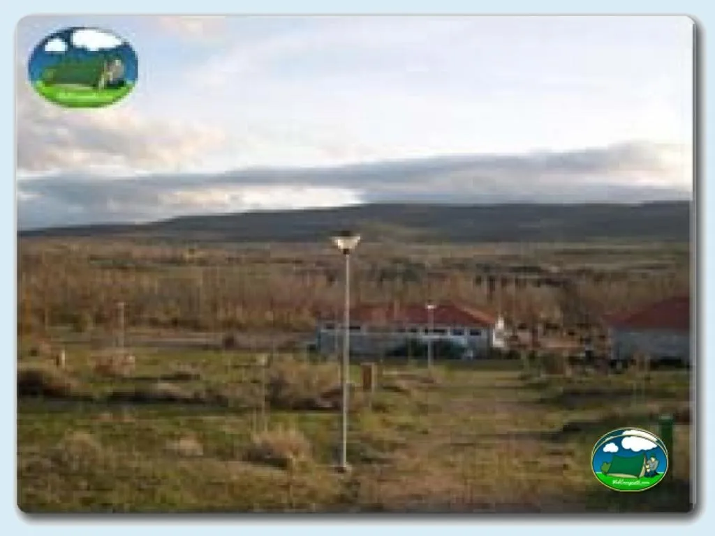 Entorno montaña con recepción del Camping Santa Colomba, Santa Colomba de Somoza (León)