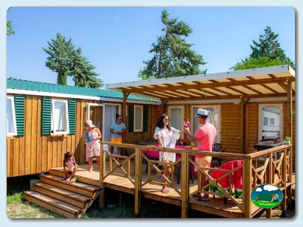 Mobil-home con terraza de madera y sombrilla del Camping Capfun La Manga, La Manga del Mar Menor (Murcia)