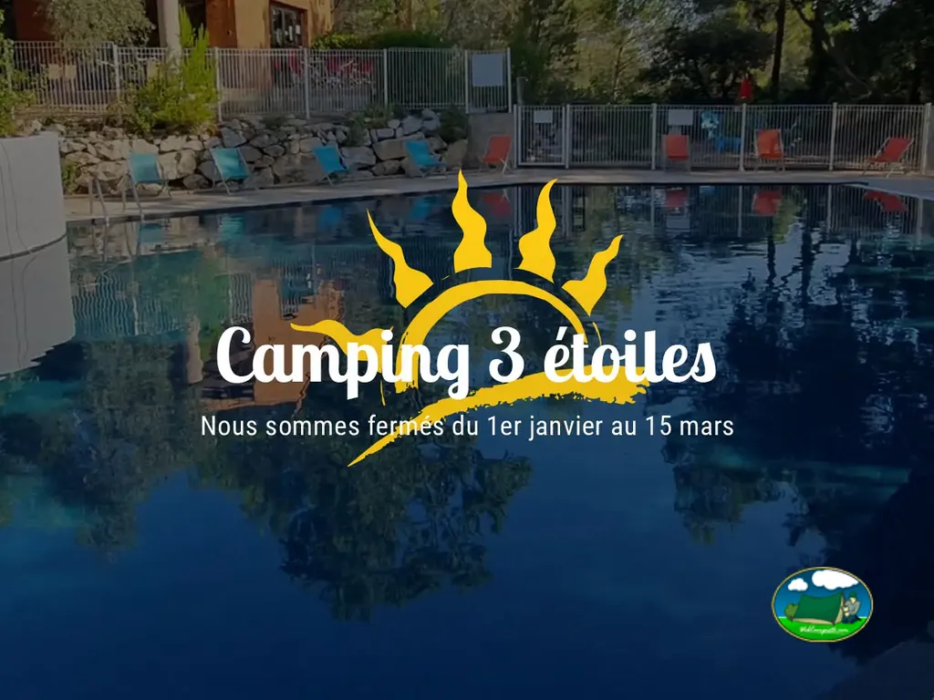 piscina del camping en Connaux con tumbonas junto al vallado, tapada por un cartel de cierre de temporada superpuesto