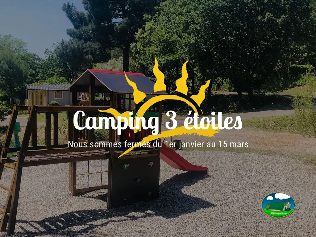 tobogán y columpios de madera en la zona infantil del camping en Connaux, con un cartel superpuesto