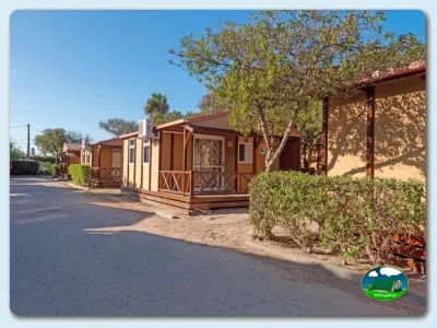 Mobil-home con porche y jardín privado del Camping Playa Aguadulce, Rota (Cádiz)