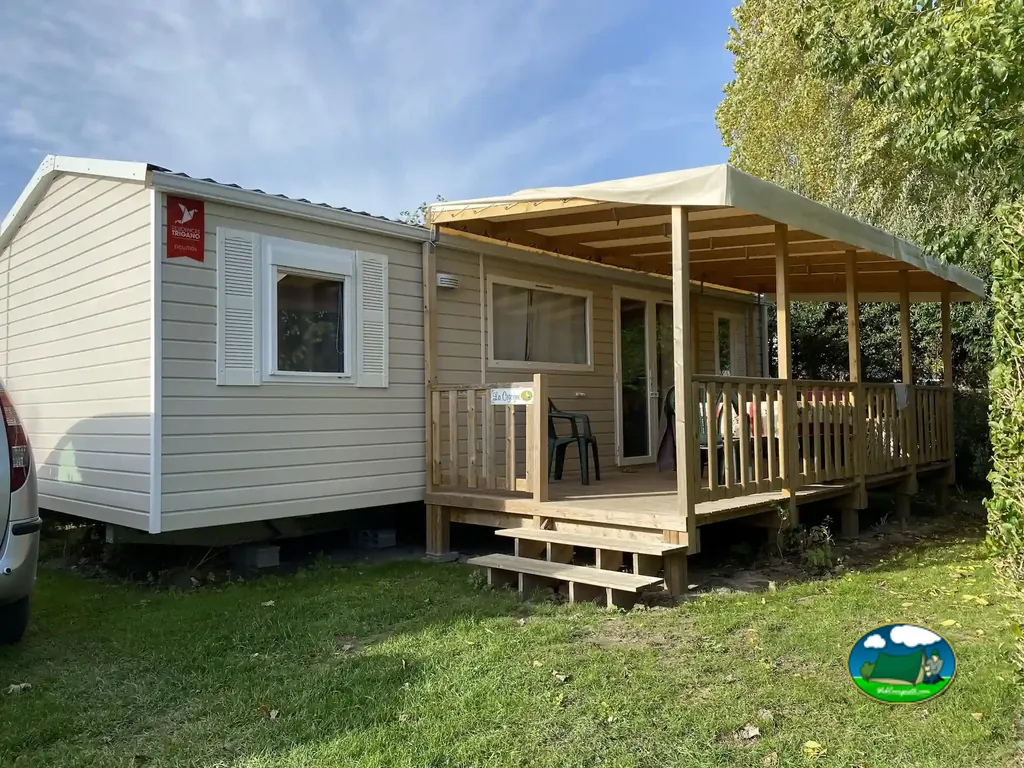 casa móvil con porche cubierto y escalones de madera en el camping de Saint-Quentin-en-Tourmont