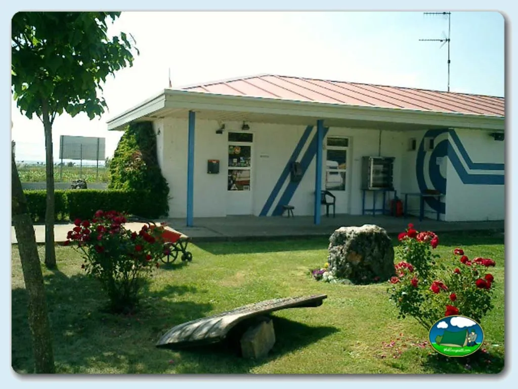 Recepción con jardín y flores del Camping Camino de Santiago, Villadangos del Paramo (León)