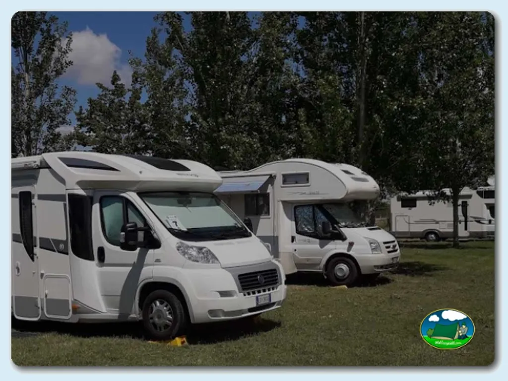 Mobil-home estacionados en parcela arbolada del Camping Camino de Santiago, Villadangos del Paramo (León)