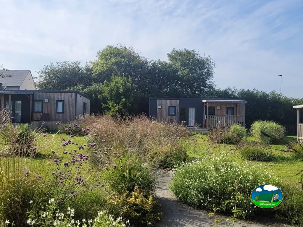 casas móviles con jardín de gramíneas y flores en el camping de Port-en-Bessin-Huppain