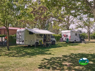 Parcela con mobil-home bajo árboles del Camping Don Quijote, Cabrerizos (Salamanca)