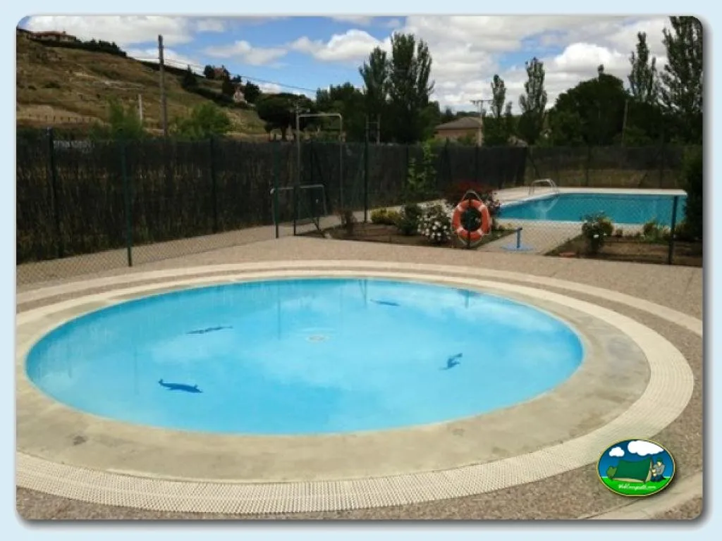 Piscina climatizada con vistas a la montaña del Camping Don Quijote, Cabrerizos (Salamanca)