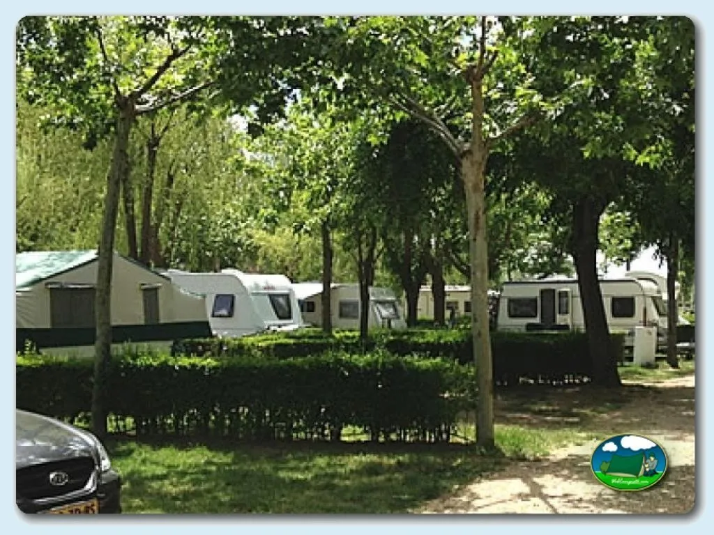Mobil-home entre árboles con sombra natural del Camping Don Quijote, Cabrerizos (Salamanca)