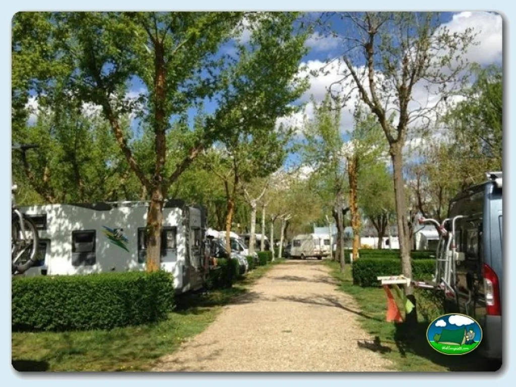 Mobil-home en parcela arbolada del Camping Don Quijote, Cabrerizos (Salamanca)