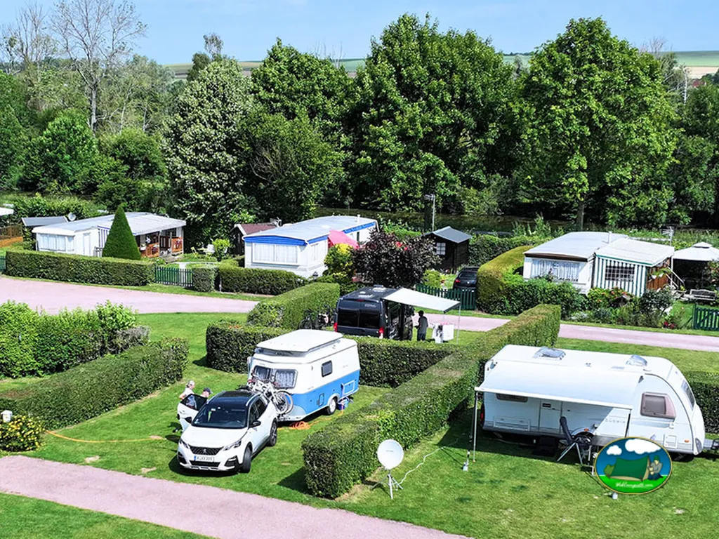vista aérea de las parcelas con caravanas, coches y setos recortados en Feuillères