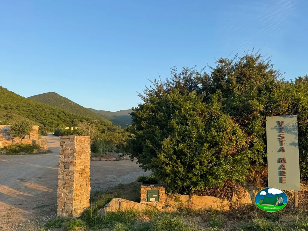 cartel de entrada Vista Mare junto a un pilar de piedra con colinas al atardecer en Meria