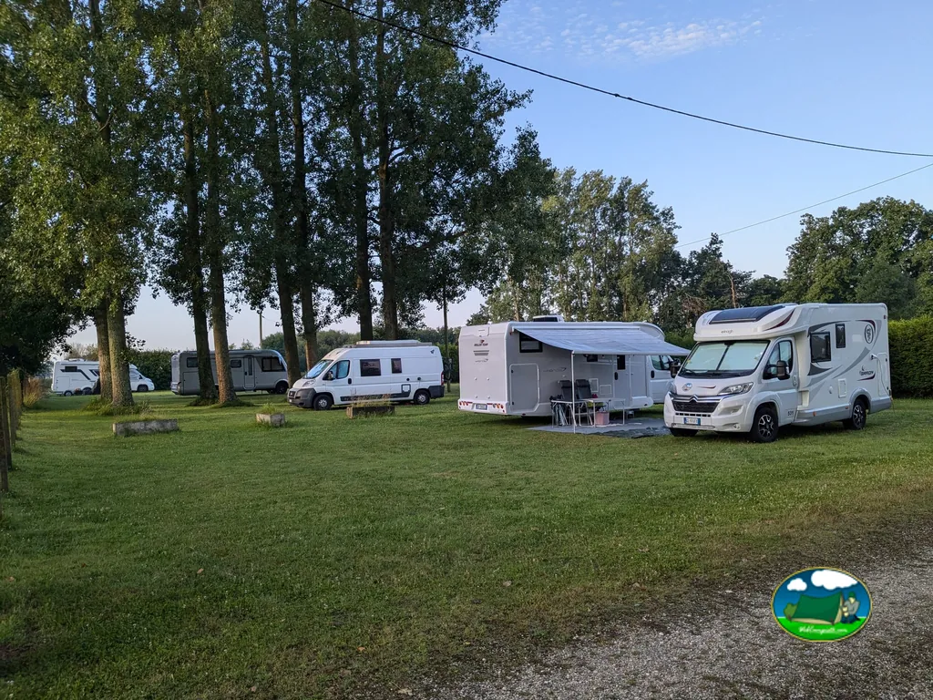 parcelas de camping con autocaravanas bajo árboles en Sassetot-le-Mauconduit