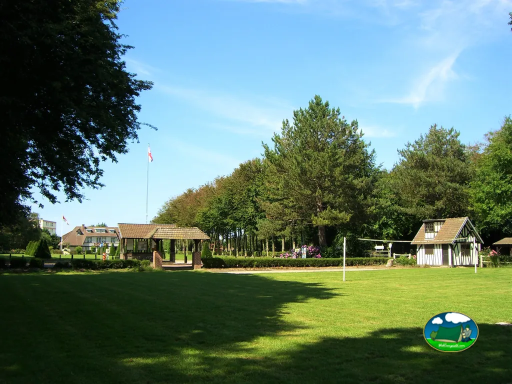 césped con templete de madera y zona infantil en el camping du Golf de Le Tréport