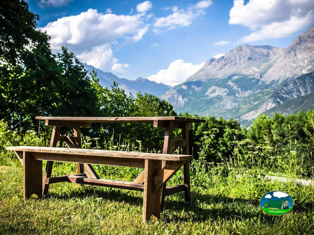 mesa de picnic de madera vacía con vistas a una cordillera montañosa