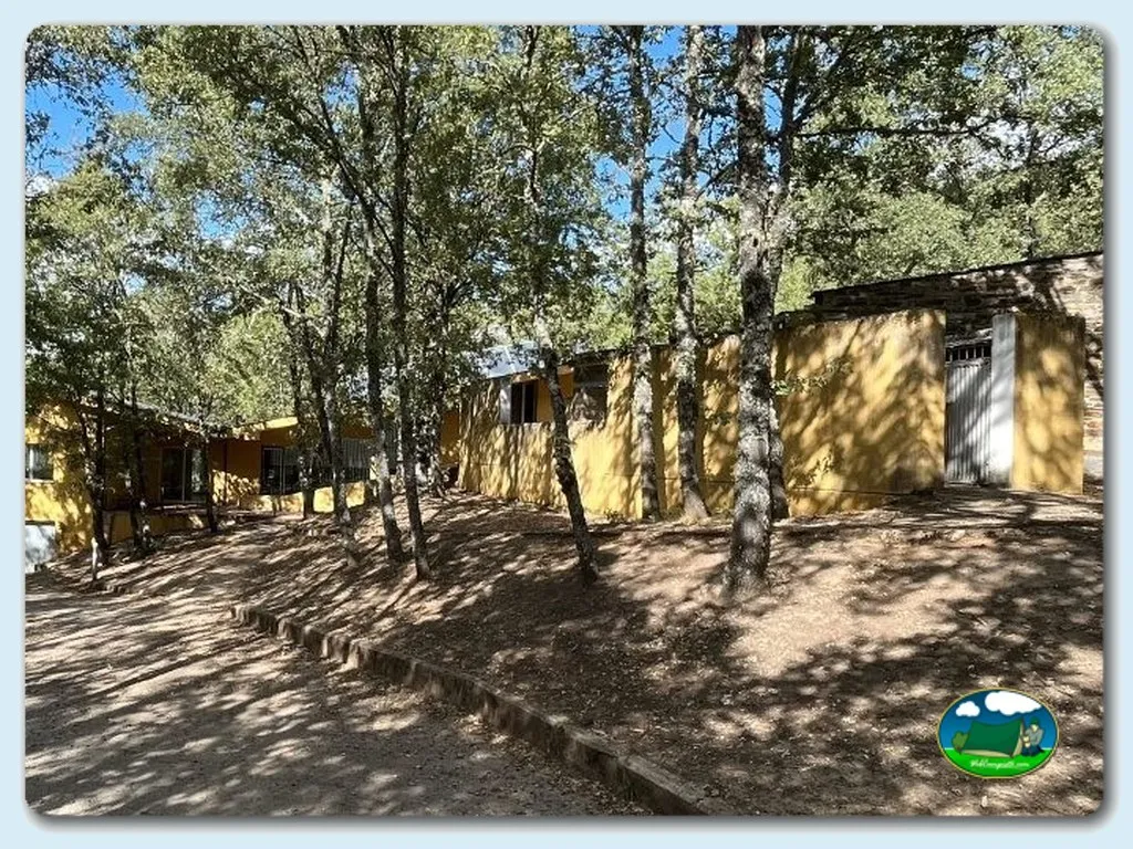 Bungalow entre árboles con parcela del Camping La Devesa Aventura, Bembibre (León)