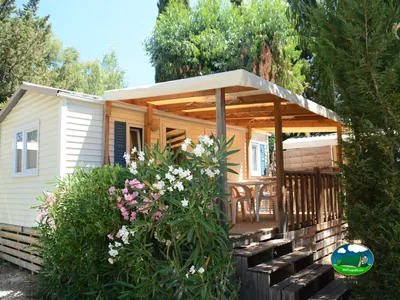 fachada de una casa móvil con terraza cubierta y adelfas en flor en La Londe-les-Maures