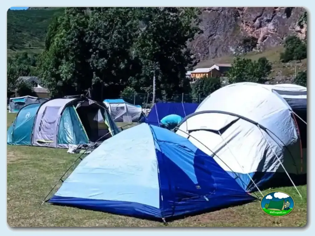 Parcelas con tiendas de acampada en entorno montañoso del Camping Lagos de Somiedo, Valle de Lago (Asturias)