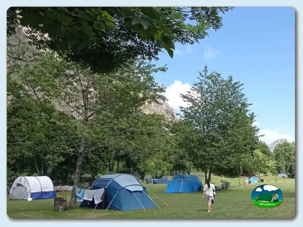 Parcelas con tiendas de acampada y vistas a la montaña del Camping Lagos de Somiedo, Valle de Lago (Asturias)