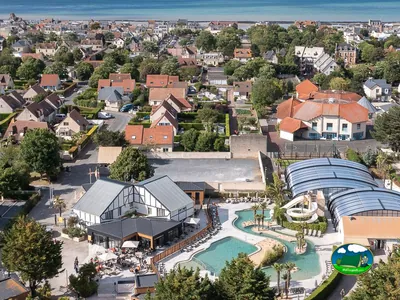 vista aérea del parque acuático con toboganes y terraza junto al mar en Saint-Aubin-sur-Mer