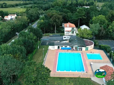 vista aérea del recinto de piscinas junto al edificio de recepción y el aparcamiento de autocaravanas en Marans