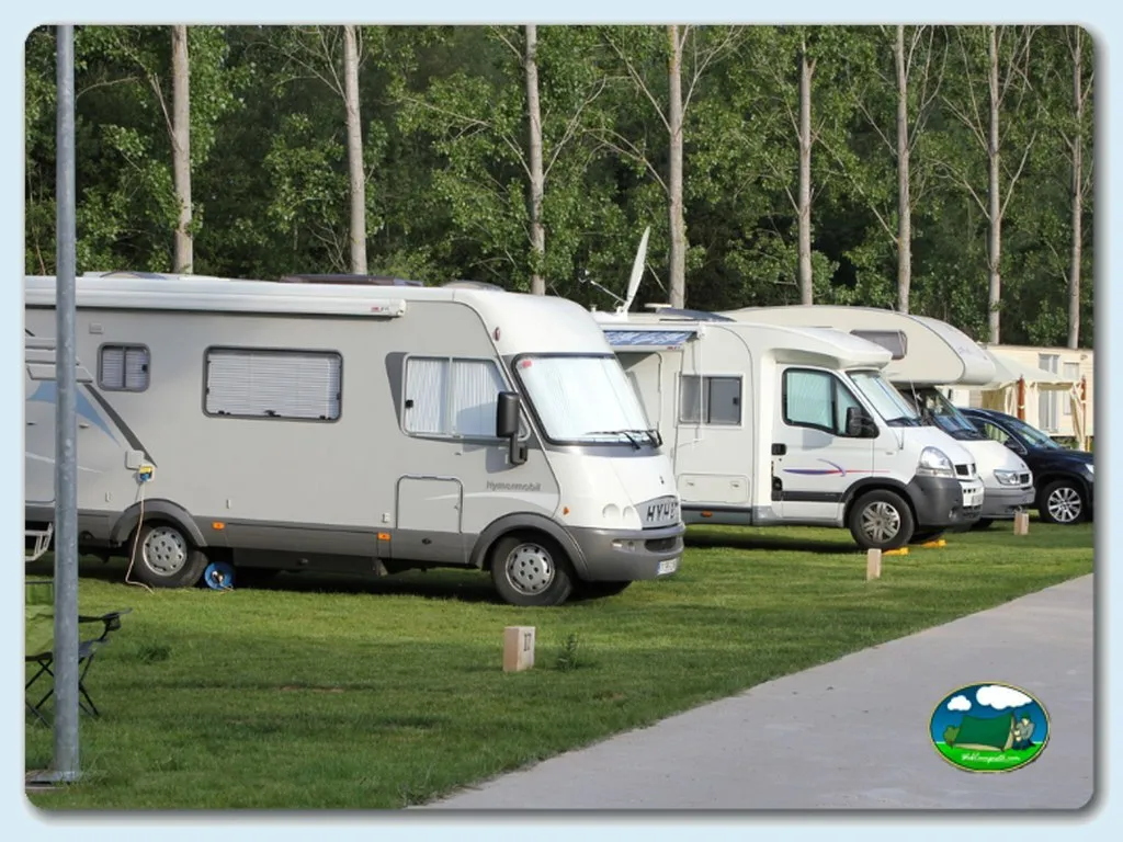 Parcelas con mobil-home y autocaravana del Camping Reino de León, Villamejil (León)
