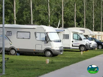 Parcelas con mobil-home y autocaravana del Camping Reino de León, Villamejil (León)
