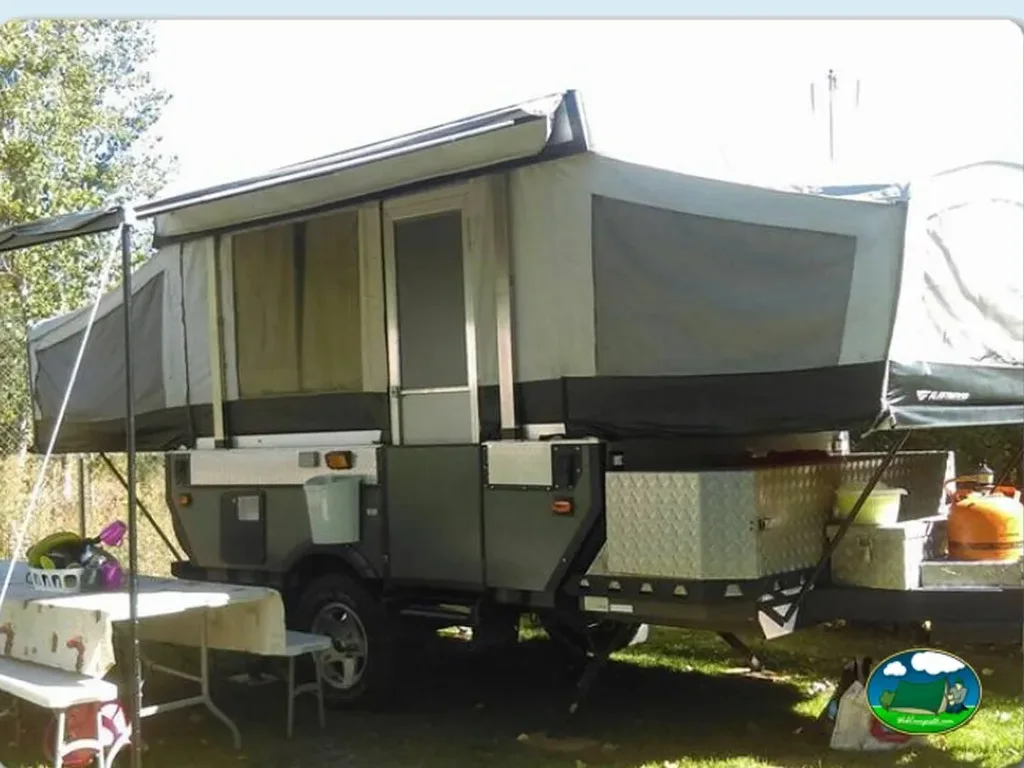 Tienda de acampada tipo cabaña con toldo del Camping Reino de León, Villamejil (León)