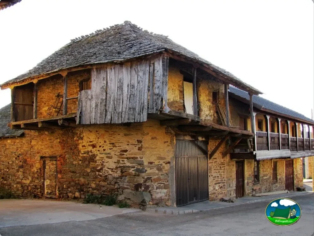 Cabaña rústica en ruinas del Camping Reino de León, Villamejil (León)