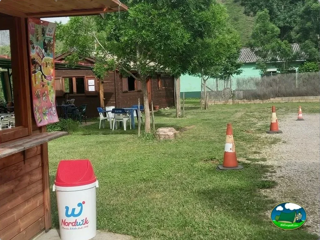 Parcela con cabaña y zona de juegos infantil del Camping Rio Luna, Sena de Luna (León)