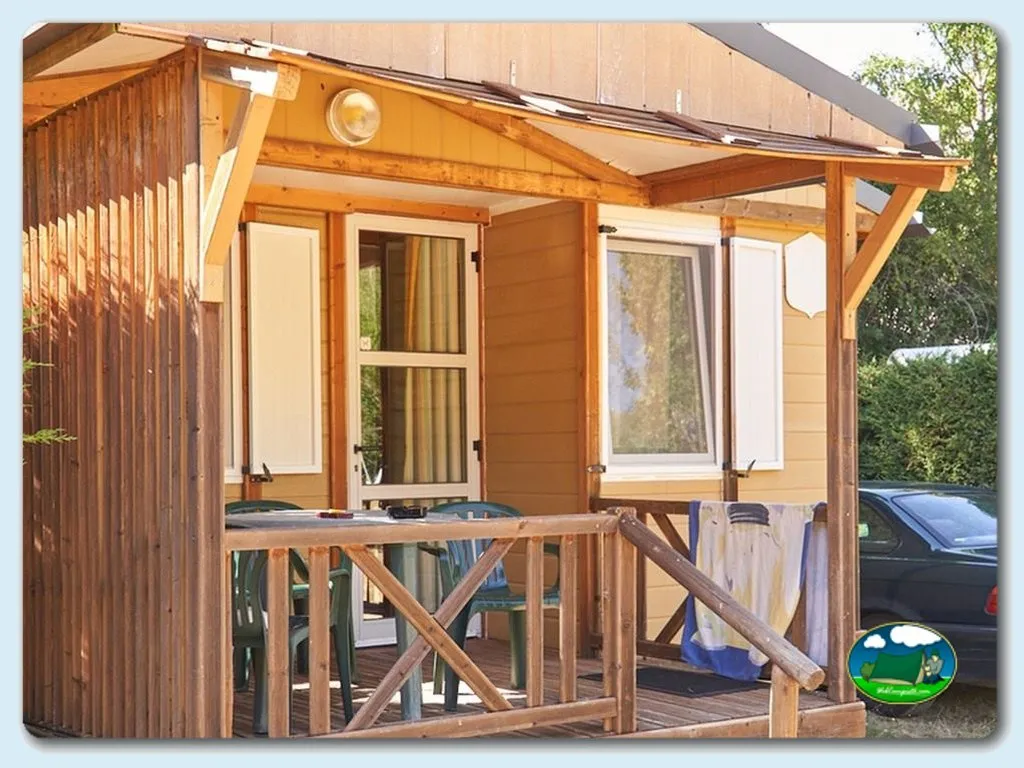 Bungalow de madera con terraza y toldo del Camping Rio Luna, Sena de Luna (León)