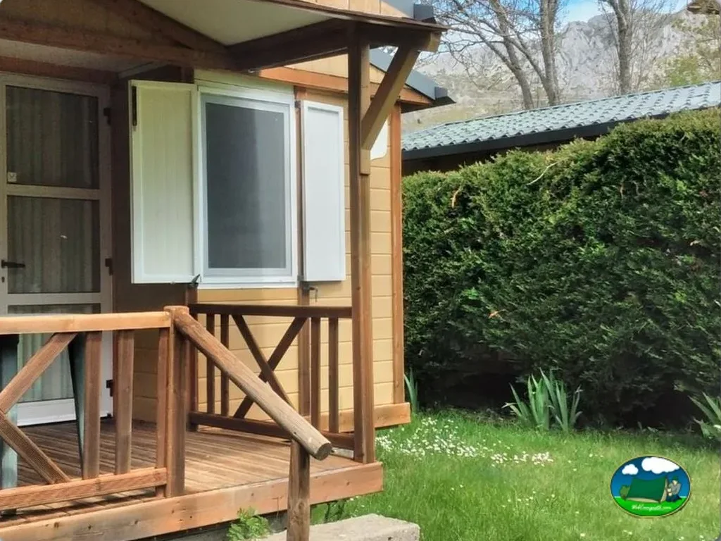Cabaña de madera con terraza y vistas a la montaña del Camping Rio Luna, Sena de Luna (León)