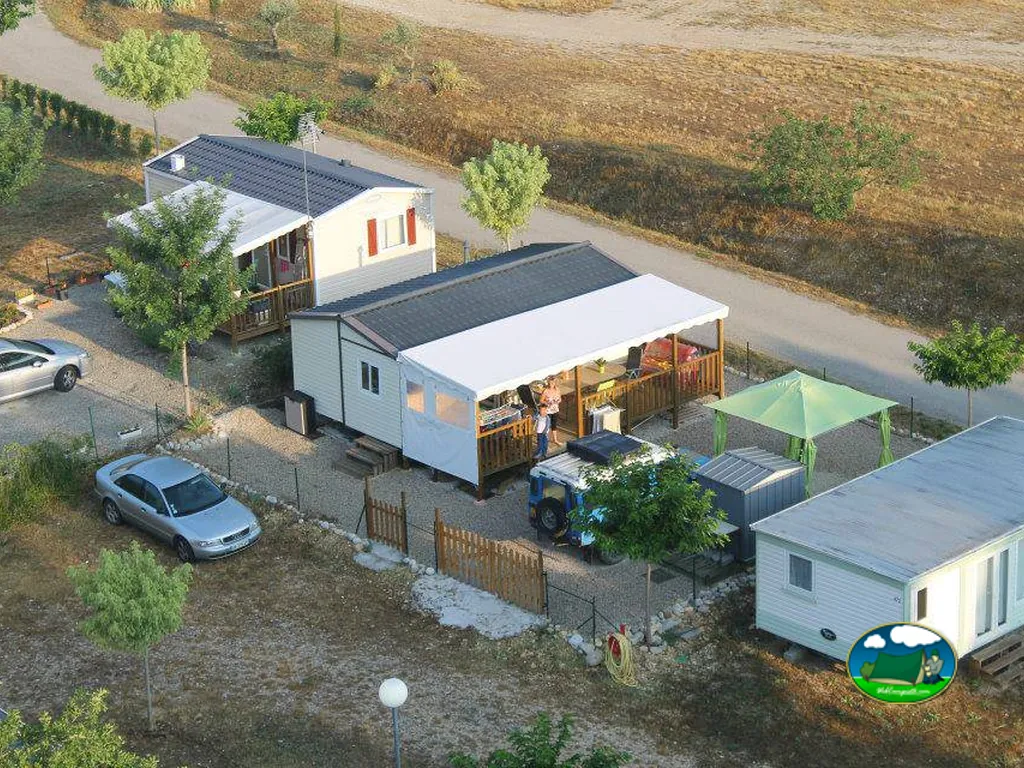 vista aérea de parcelas con casas móviles, coches y toldos en Saint-Julien-d'Assé