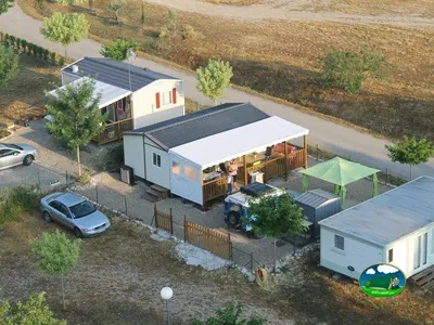 vista aérea de parcelas con casas móviles, coches y toldos en Saint-Julien-d'Assé
