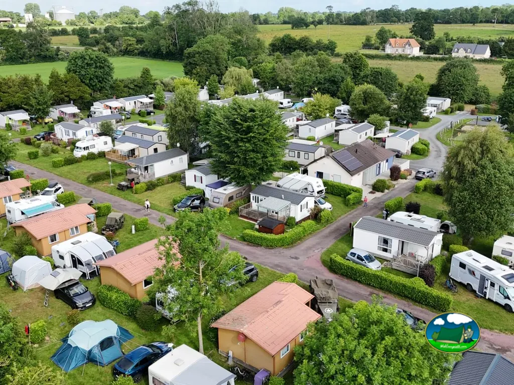 vista aérea de parcelas con bungalós y coches aparcados entre setos en Surrain