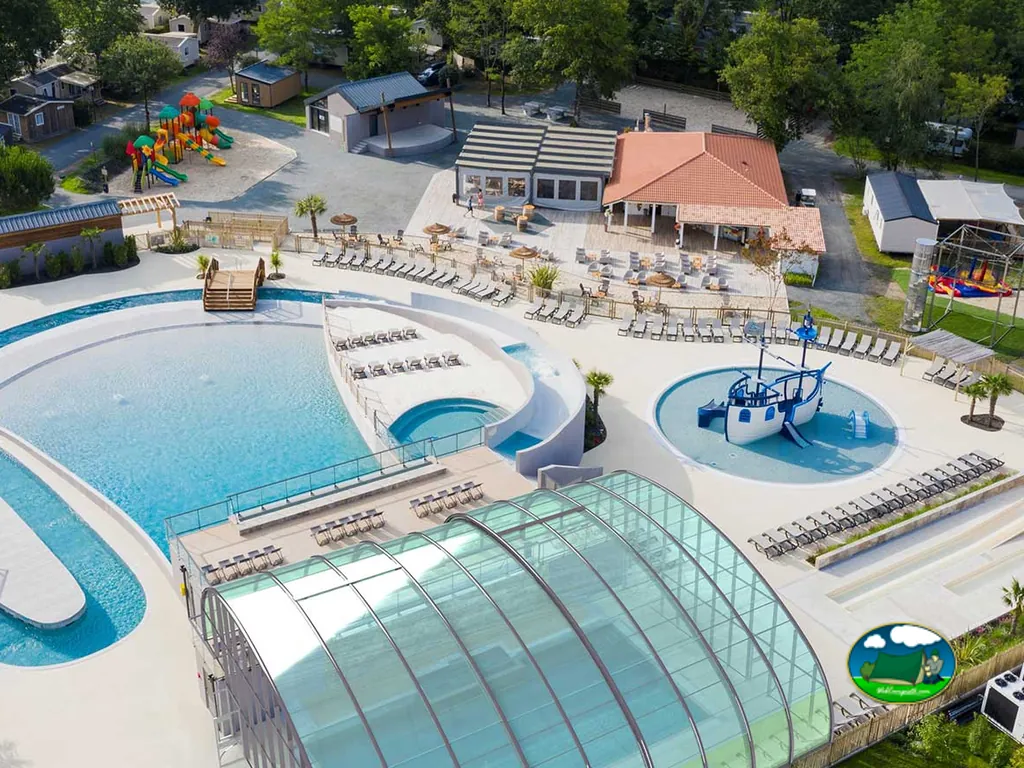 vista aérea de un complejo de piscinas con tobogán cubierto y zona infantil junto a mobil-homes en Vensac