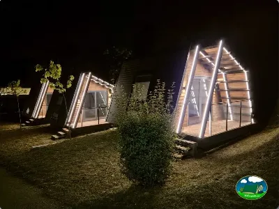 Glamping nocturno con iluminación LED del Camping Bosque de Gordon, La Pola de Gordon (León)