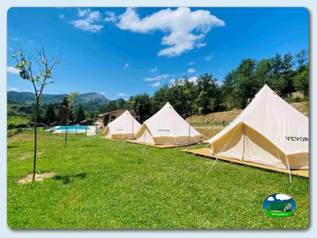 Glamping con vistas a la montaña, piscina y tiendas del Camping Bosque de Gordon, La Pola de Gordon (León)