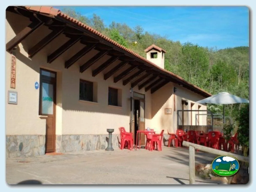 Restaurante bar con terraza y vistas a la montaña del Camping Las Hoces, Vegacervera (León)