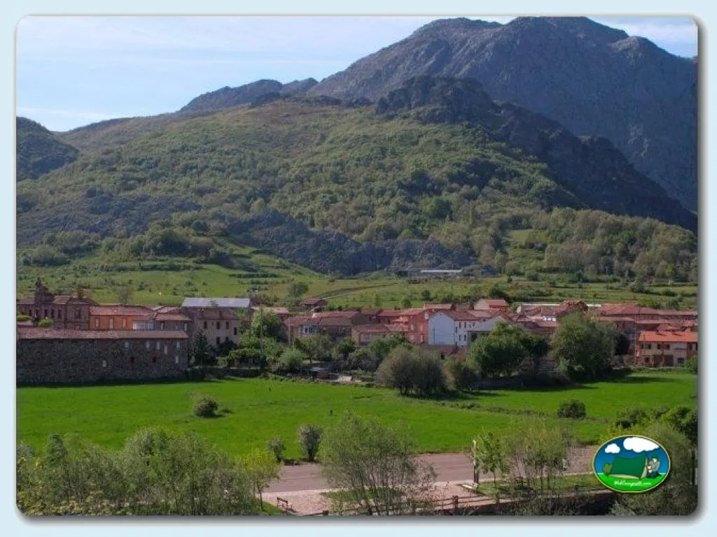 Parcela con vistas a la montaña y pueblo del Camping Las Hoces, Vegacervera (León)