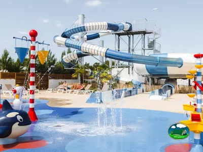 parque acuático con tobogán en espiral y juegos de agua infantiles en Saint-Jean-de-Monts