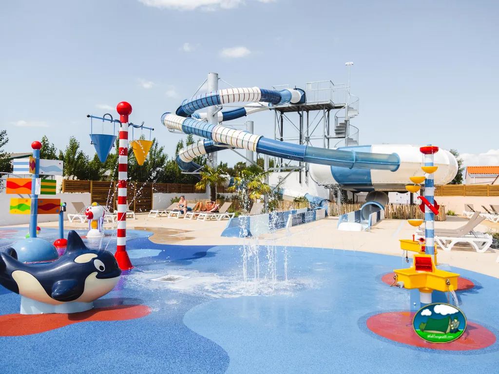 otra vista del parque acuático con tobogán y zona de chapoteo infantil en Saint-Jean-de-Monts