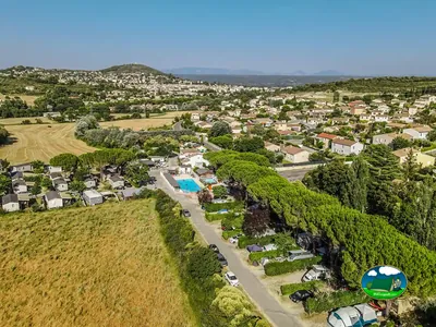 vista aérea del camping con piscina, parcelas y mobil-homes junto al pueblo de Manosque