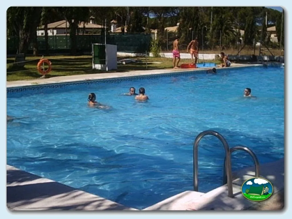 Piscina con bañistas y zona infantil del Camping La Rana Verde, Chiclana de la Frontera (Cádiz)