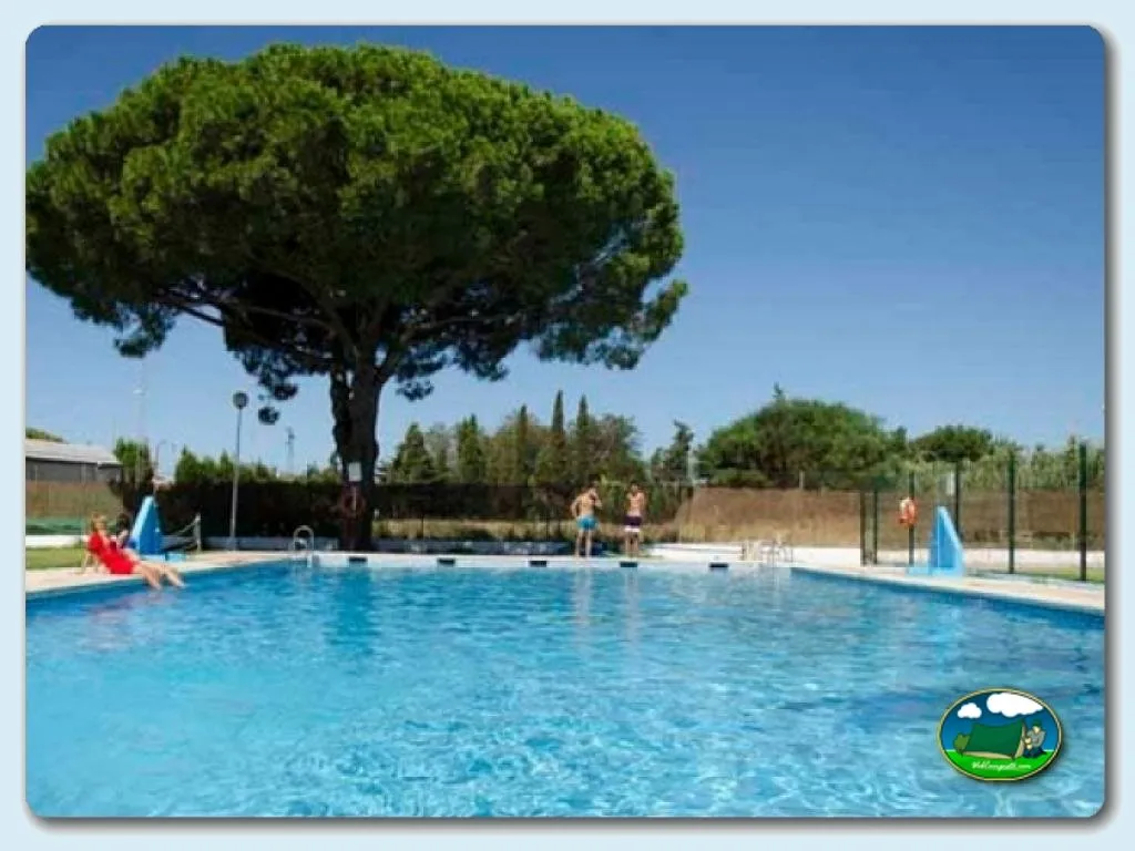 Piscina con tobogán y parque infantil del Camping La Rana Verde, Chiclana de la Frontera (Cádiz)