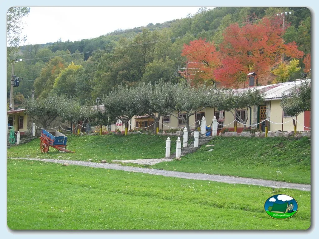 Cabaña con vistas a la montaña y olivos del Camping Santa Catalina, La Vecilla (León)