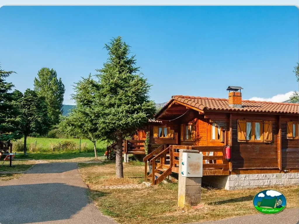 Cabaña de madera con vistas a la montaña del Camping Las Nieves, Puebla de Lillo León (León)