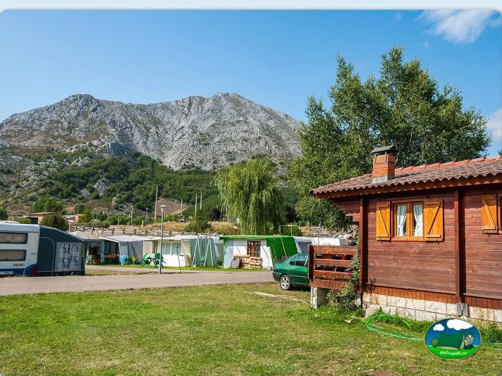 Cabaña de madera con vistas a la montaña del Camping Las Nieves, Puebla de Lillo León (León)