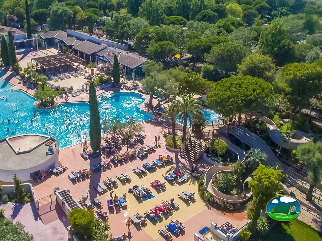 vista aérea de la piscina con toboganes y solárium repleto de bañistas en La Petite Camargue de Aigues-Mortes